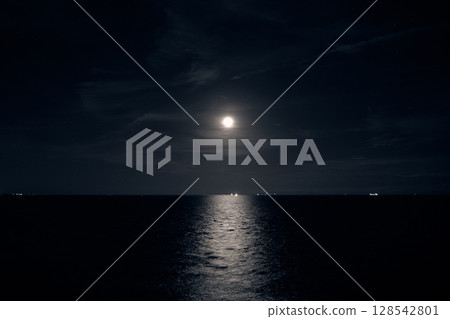在一個滿月的夜晚，月亮升起，月亮領主出現在海面上。 128542801