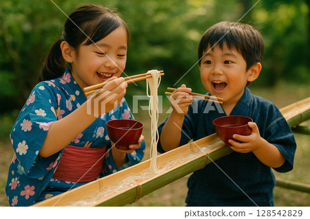 流水素面順著竹子流下的特寫鏡頭 128542829