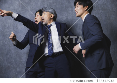 三位驚慌失措的商人 128542938