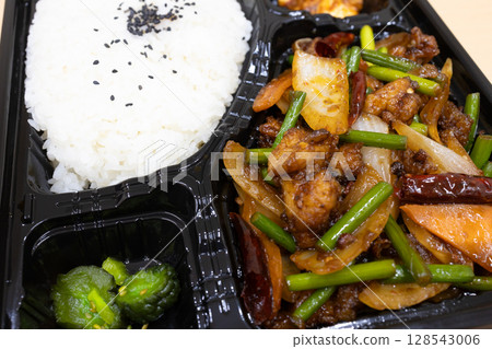 美味的炒雞肉、辣椒和蔬菜中式午餐盒 128543006