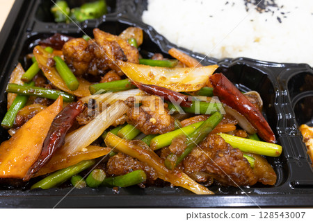 美味的炒雞肉、辣椒和蔬菜中式午餐盒 美味的炒雞肉、辣椒和蔬菜中式午餐盒 128543007