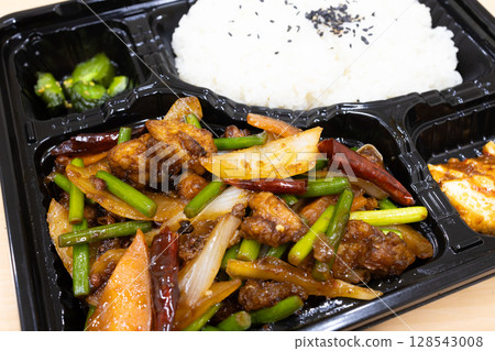 美味的炒雞肉、辣椒和蔬菜中式午餐盒 128543008