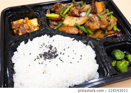 Delicious stir-fried chicken, chili peppers and vegetables Chinese lunch box 128543011