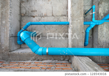 The water pipe system and wastewater pipe are neatly installed under the ceiling. The water pipe system and wastewater pipe are neatly installed under the ceiling. 128543016