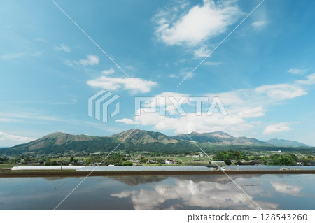 從南阿蘇眺望阿蘇五峰 從南阿蘇眺望阿蘇五峰 128543260