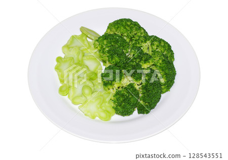Fresh, beautiful green broccoli cut into bite-sized pieces and boiled, served on a plate (transparent background) 128543551