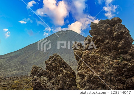Path toward Mount Ngauruhoe at sunrise 128544047