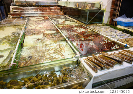 Various types of fresh seafood in the Hong Kong market. It is a popular food among tourists. 128545055
