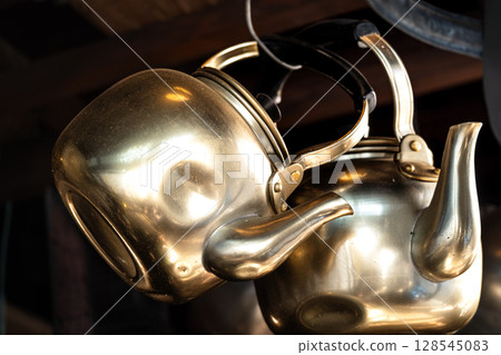 閃亮的水壺 128545083