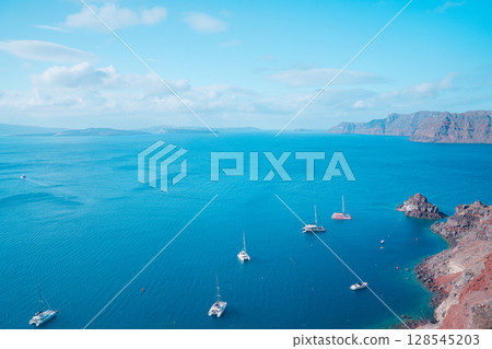 一名女子在希臘聖托里尼島的游泳池裡游泳 128545203