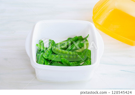 Microwaved snow peas 128545424