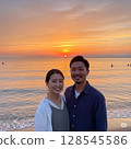 我們蜜月去了南部的一個島嶼，不同於白天的喧囂，看日落的海灘很美。 128545586