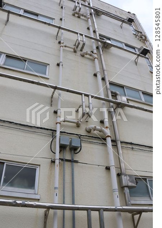 Pipes installed in the wall 128545801