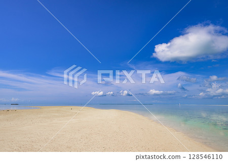 A mysterious beach and crystal clear sea that only appears at low tide, Taketomi Island, Okinawa 128546110