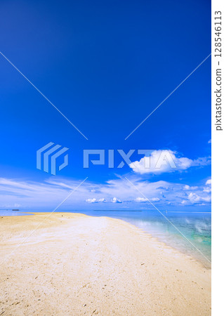 沖繩竹富島,只有在退潮時才會出現的神秘海灘和清澈的海水 沖繩竹富島,只有在退潮時才會出現的神秘海灘和清澈的海水 128546113