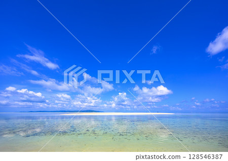A mysterious beach and crystal clear sea that only appears at low tide, Taketomi Island, Okinawa 128546387
