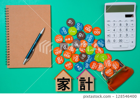 筆記本、計算機、玩具錢、錢包和家庭財務角色 128546400