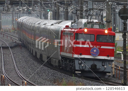 Group train: Sleeper express Cassiopeia (Utsunomiya Line: hauled by EF81 No. 95) 128546613