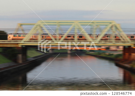 黃昏時分，臥舖特快列車「仙后座」穿越新河岸川 128546774