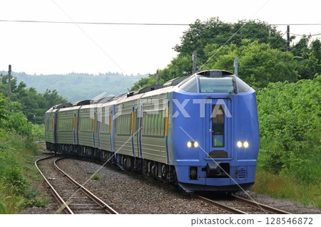 特快列車 Soya 從稚內出發，途經 Kabutonuma 站 特快列車 Soya 宗谷本線 128546872