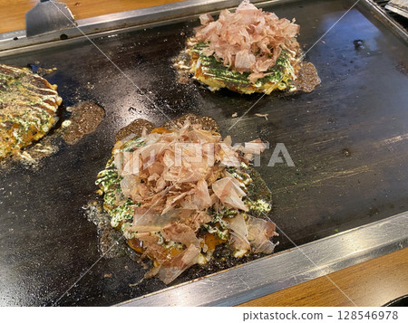Hot iron plate: Dancing bonito flakes and fragrant okonomiyaki 128546978