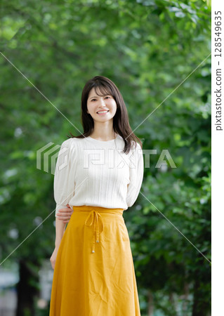 A smiling middle woman 128549635