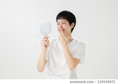 A man seeing a mirror 128549972