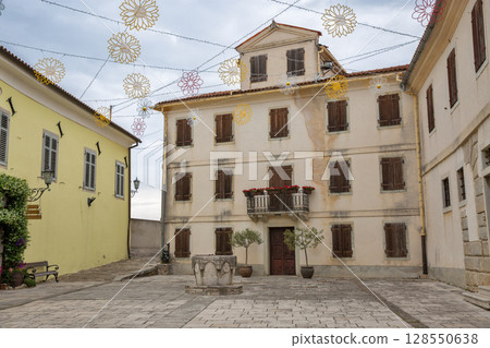 Charming mediterranean town square with flower decorations overhead. Motovun, Croatia. 128550638