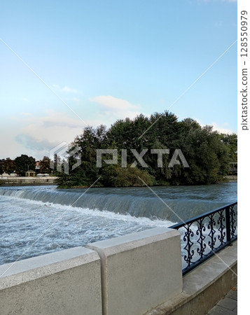 Scenic Terek River embankment in Vladikavkaz, North Ossetia - tree-lined promenade 128550979