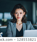 前往個人電腦的女商人 128553821