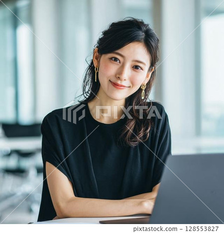 Young woman operating a computer in the office 128553827