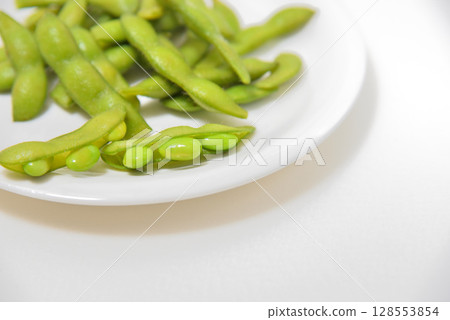 Delicious edamame beans on a plate 128553854