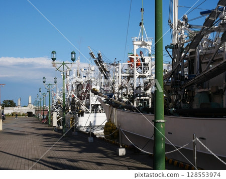 Fishing boats moored on the Kushiro River 128553974