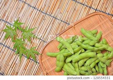 用濾鍋盛裝的美味毛豆 用濾鍋盛裝的美味毛豆 128554331