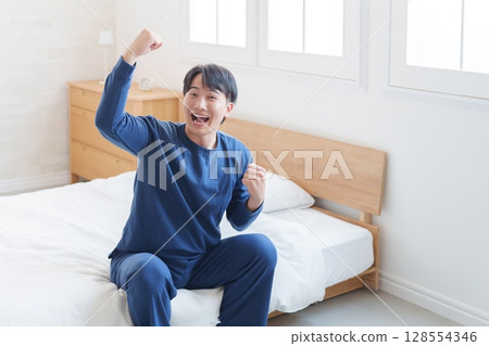 男人在床上揮拳 128554346