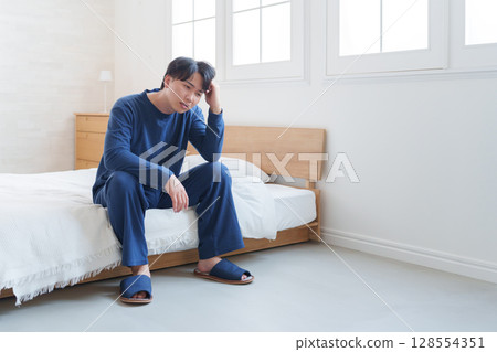一個男人掉在床上 128554351