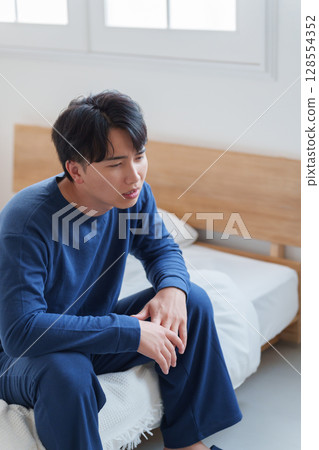 一個男人掉在床上 128554352