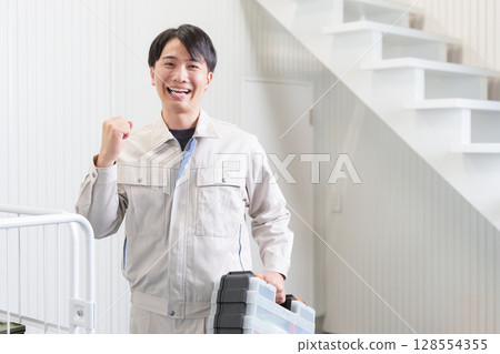 Worker to pose a gut 128554355