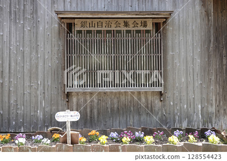 Retro-style buildings and flower beds in a tourist spot 128554423