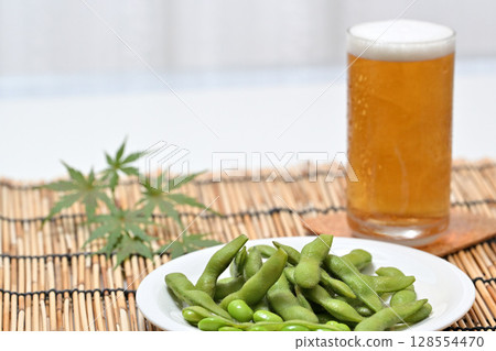 盤子裡放著美味的毛豆和啤酒 盤子裡放著美味的毛豆和啤酒 128554470