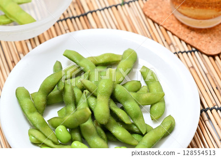 盤子裡放著美味的毛豆和啤酒 盤子裡放著美味的毛豆和啤酒 128554513