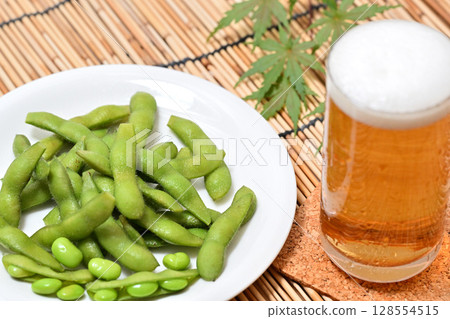 盤子裡放著美味的毛豆和啤酒 盤子裡放著美味的毛豆和啤酒 128554515