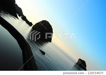 【福井縣】黃昏時分的越前松島，展現出夢幻般的風采 128554675