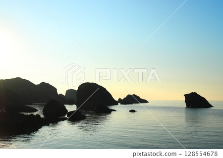 【福井縣】黃昏時分的越前松島，展現出夢幻般的風采 128554678