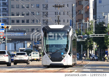 [Hiroshima Electric Railway] 5200 series ~Green mover APEX~ Line 1 (Ujina Line: Hiroden Honshamae Station) 128555153