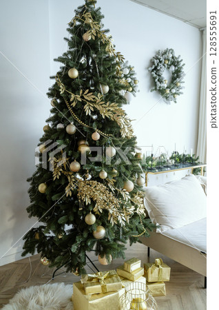 The Christmas tree is beautifully decorated in the living room The Christmas tree is beautifully decorated in the living room 128555691