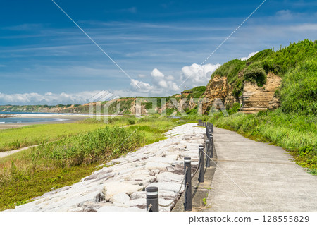 Chiba Prefecture: Byobugaura, summer blue sky 128555829