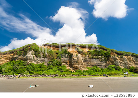 Chiba Prefecture: Byobugaura, summer blue sky 128555990