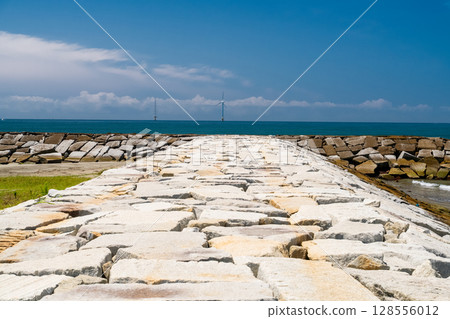 Chiba Prefecture: Byobugaura, summer blue sky Chiba Prefecture: Byobugaura, summer blue sky 128556012