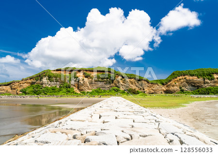 Chiba Prefecture: Byobugaura, summer blue sky 128556033